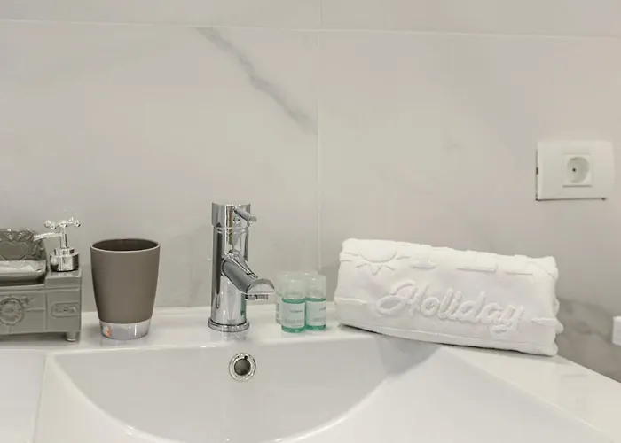 419 Lily Apartment *